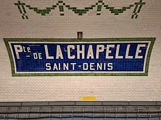 Faïence murale incorporant le nom de la station.