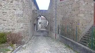 Ancienne porte dans le village médiéval, construite vers 1390, on ne sait pas si elle servait de porte d'entrée ou si elle était dans l'enceinte de la cité.