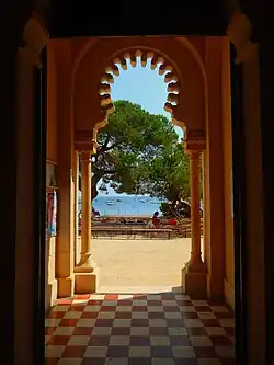 Porte vers l'extérieur.