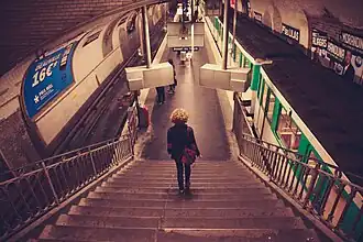 Escalier et quai de la ligne 11.