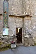 Porte latérale nord de l'église Saint-Pierre et Saint-Paul de Bréel.