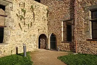 Portes en symétrie du Petit et Grand Logis.