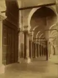 Vue datée de 1904, qui montre la grande porte centrale de la salle de prière et les arcades du portique qui la précède.