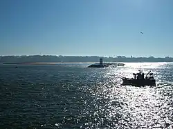 La bouche du Douro (de gauche à droite) au sud de Porto.