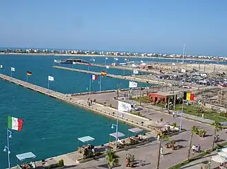 Le port de Marina El-Alamein&nbsp;(en), station balnéaire haut-de-gamme de l'Est du gouvernorat.