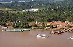 Transport de charges à Porto Velho. En période de crue, des navires de mer peuvent remonter l'Amazone puis le rio Madeira, depuis l'Atlantique jusque Porto Velho, sur une distance de plus ou moins 1.900 kilomètres.