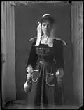 Paul Gruyer, Portrait d'une femme en costume traditionnel, début du XXe siècle, avant 1905, photographie en noir et blanc, verre (gélatino bromure d'argent), 9x12 cm, Musée de Bretagne.