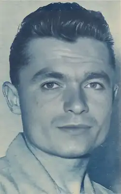 Portrait en noir et blanc d'un cycliste.