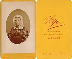 Portrait de femme pris par Pierre Sayve dans son studio au 4, Place de l'Hôtel de Ville