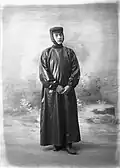 Portrait en pied d'un homme en tenue d'automobiliste, vers 1900.