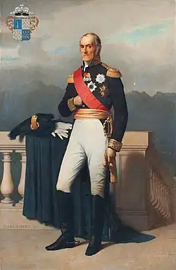 Portrait en pied d'un général de Napoléon, la main dans l'habit, devant un escalier.