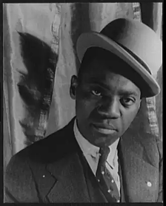 portrait photographique de Bill Robinson portant un chapeau melon.