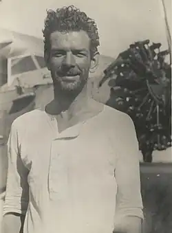 Photographie noir et blanc de Charles, barbus et souriant.