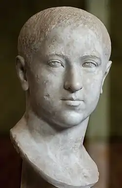 Buste d'un jeune garçon aux cheveux très courts.