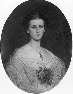 Marie de Hohenzollern-Sigmaringen en buste, les cheveux attachés vers l'arrière, portant une robe en dentelles avec des motifs floraux
