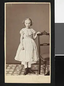 Portrait d'une jeune fille. Photo de Ludwik Szaciński&nbsp;(pl), vers 1865