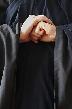 Posture des mains en kinhin