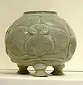 Petit pot tripode, en grès gris à couverte céladon, décor découpé et gravé, de Yaozhou dans la province du Shaanxi, daté de la fin du Xe&nbsp;siècle.