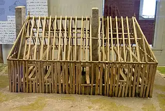 Maquette de la maison de Beauvais-Amoureux, présentant la technique des poteaux en terre.