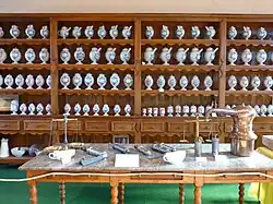 Apothicairerie dans son meuble d'origine.