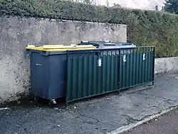 Photographie en couleurs de deux poubelles destinées au tri des déchets ménagers.