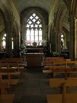 Vue de face depuis la croisée. Au centre, l'autel. Sur les côtés les arcades en plein cintre. Au fond, les trois fenêtres du chevet.