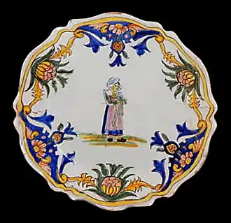 Assiette en faïence à décor breton, Manufacture Pouplard, Faïence de Malicorne, localisation inconnue.