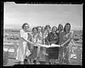 Huit femmes pilotes avant leur départ pour Palm Springs pour l'édition du Powder Puff Derby de 1948.