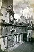 Palazzo dei Giureconsulti à Milan, avec le Passaggio Santa Margherita (détruit en 1865) qui conduit à la piazza del Duomo, photographie, vers 1860.