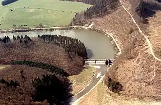Le prébarrage à Pont Misère en avril 1991 lors de la vidange du lac.