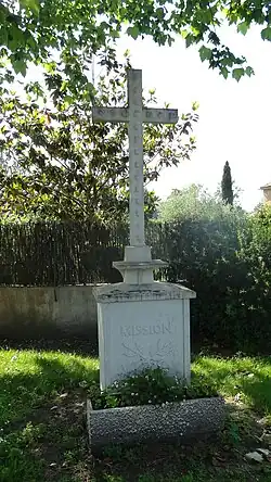 Croix de mission située à proximité de l'église.