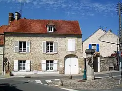 Fontaine du carrefour des rues Charles-de-Gaulle et des Tournelles.