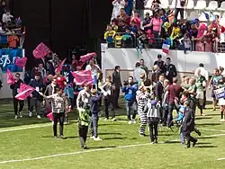 L’équipe du Stade français présentant le trophée du Challenge européen au stade Jean-Bouin