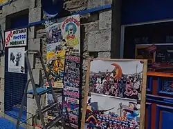 Présentoir des éditions précédentes lors d'un défilé