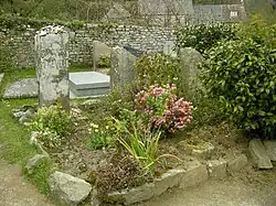 Les tombes de Jacques Prévert, de sa femme et de sa fille.