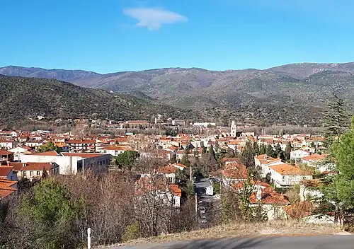 Le centre-ville se situe sur une terrasse de la Têt. L'église (avec sa tour proéminente) est située au sud de la rivière ; l'hôpital (le grand bâtiment blanc à l'arrière de la ville) est situé au nord de la rivière. Au-delà, vers le nord : les contreforts du massif du Madrès.