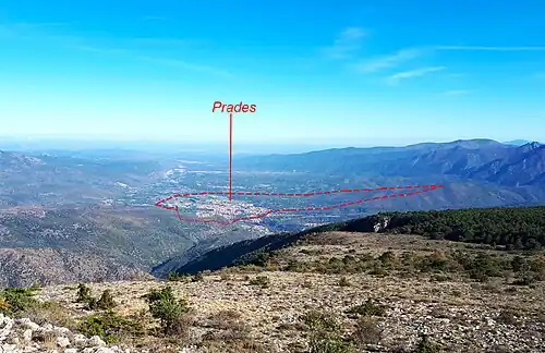 Prades, vu de l'ouest. La ligne pointillée indique la limite approximative de la commune.