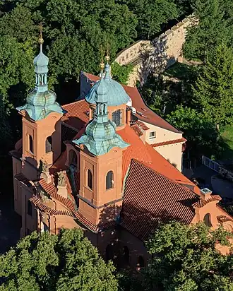 Eglise Saint-Laurent, vue de la Tour métallique de Petřín