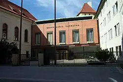 Photo d'un bâtiment en briques de l'Université Charles de Prague