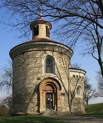 Un bâtiment religieux circulaire, de petite taille, dans un parc.
