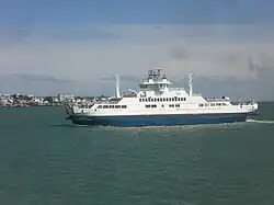 Photographie montrant un bateau blanc à fond bleu marine, à plusieurs ponts, nommé "La Gironde"