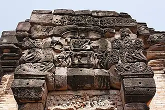 Fronton sud de la tour centrale : Shiva et Parvati sur le taureau Nandin, flanqué de Simhas crachant des guirlandes et de nagas à 5 têtes, linteau