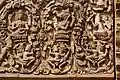 Brahma (avec trois têtes visibles) et Ganesh. Détail du linteau au-dessus de l'entrée principale de la tour centrale du Prasat Sikhoraphum, Thaïlande, XIIe siècle, grès