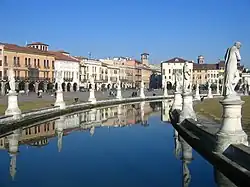 Vue sur le canal du Prato della Valle.