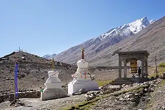 Moulin à prière, chörtens et drapeaux de prières du monastère Stakrimo. Padum (Zanskar).