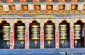 Niches de moulin à prières sur les murs du temple principal.