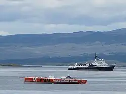 Voilier orange sans mât.