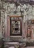 Couloir donnant sur des chambres à l'intérieur du temple.