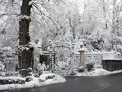 Le portail principal en hiver.