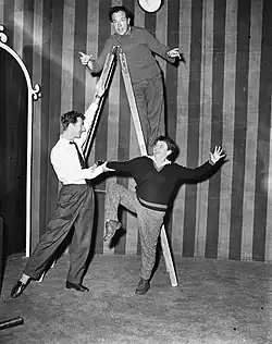 Le cabaret ABC à La Haye en 1955 : Wim Kan, Corry Vonk et Albert Mol. Harry Pot/Anefo